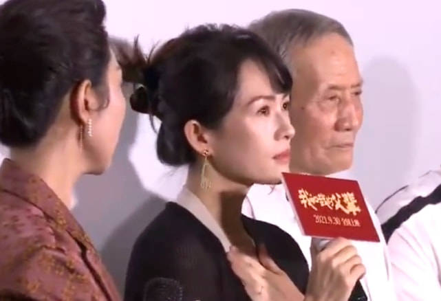 不知名章子怡穿平底鞋跑宣传，头发乱扎邋里邋遢，被不知名主持人碾压！