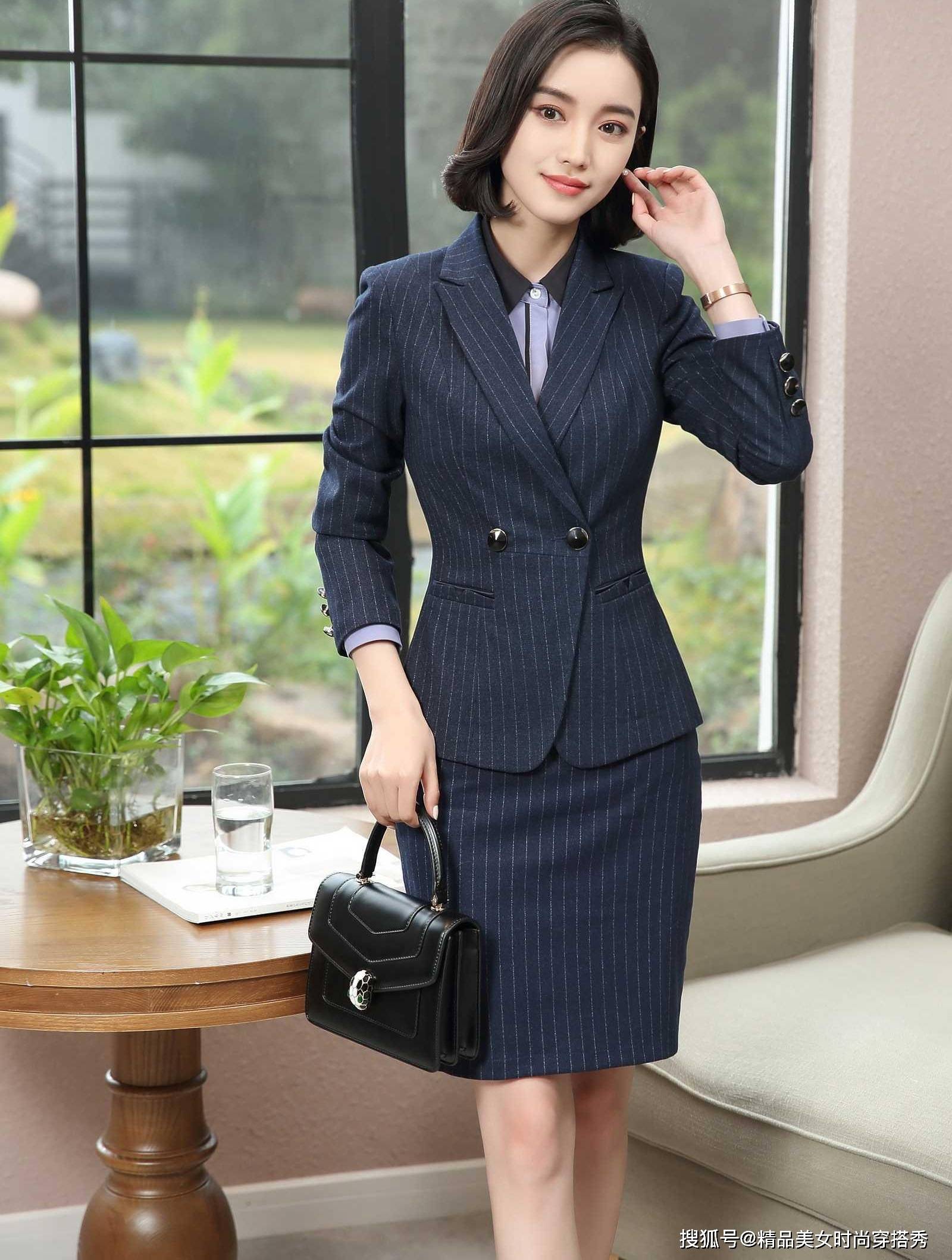 职场 深蓝色的职场套装裙,优雅范十足,精致的版型尽显干练气质