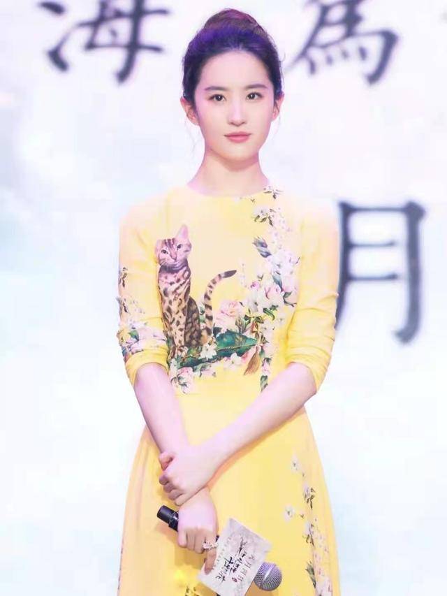 设计 “神仙姐姐”真有气质，黑色吊带裙+长发，优雅惹人爱