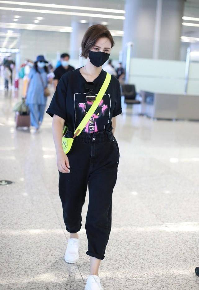 设计 张歆艺穿毛衣减龄,搭配阔腿裤仍能看出好身材,短发气质挺足的