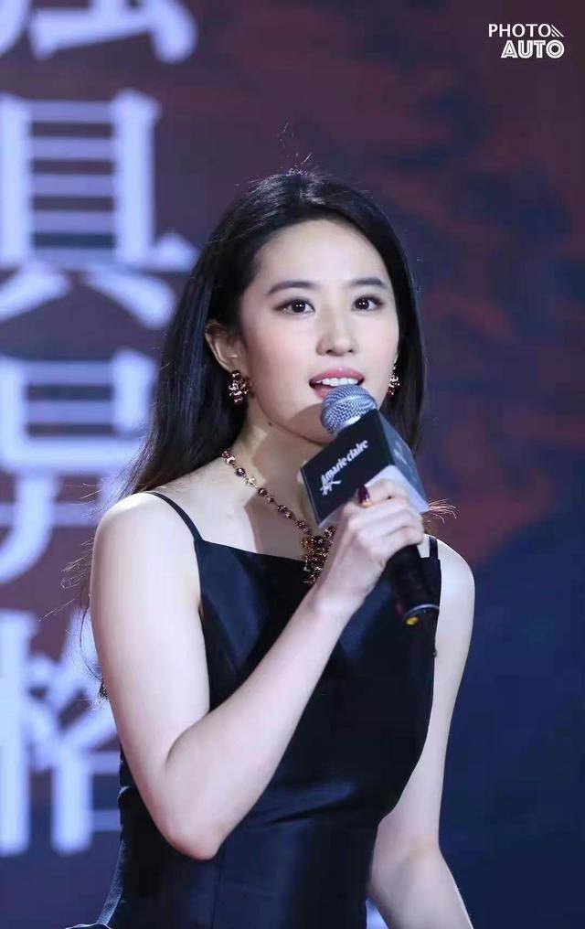 设计 “神仙姐姐”真有气质，黑色吊带裙+长发，优雅惹人爱