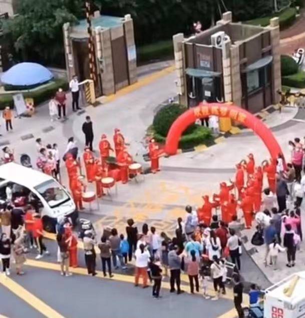 青岛|家乡人敲锣打鼓欢迎陈梦回家！爸妈迎接陈梦，姥姥送花，祖孙团聚