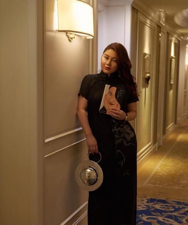 黑色 杨天真瘦身成功变自信，大胆挑战黑色修身旗袍，意外有了曲线美