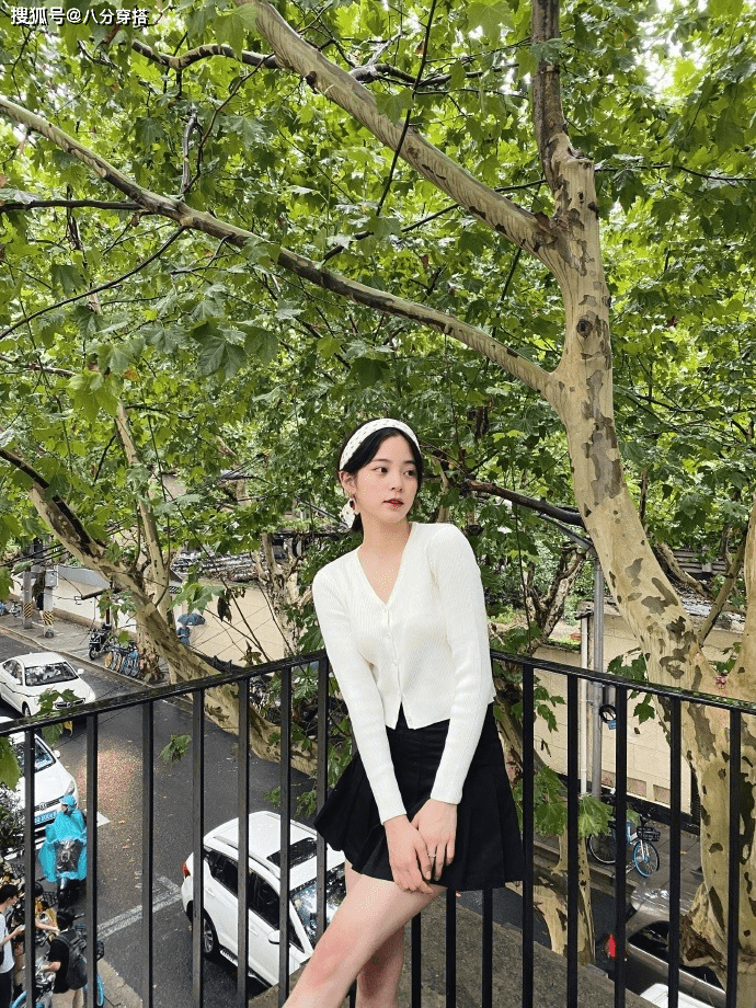 卫衣 欧阳娜娜真会穿，白色针织衫配黑色半身裙，尽显玲珑曲线