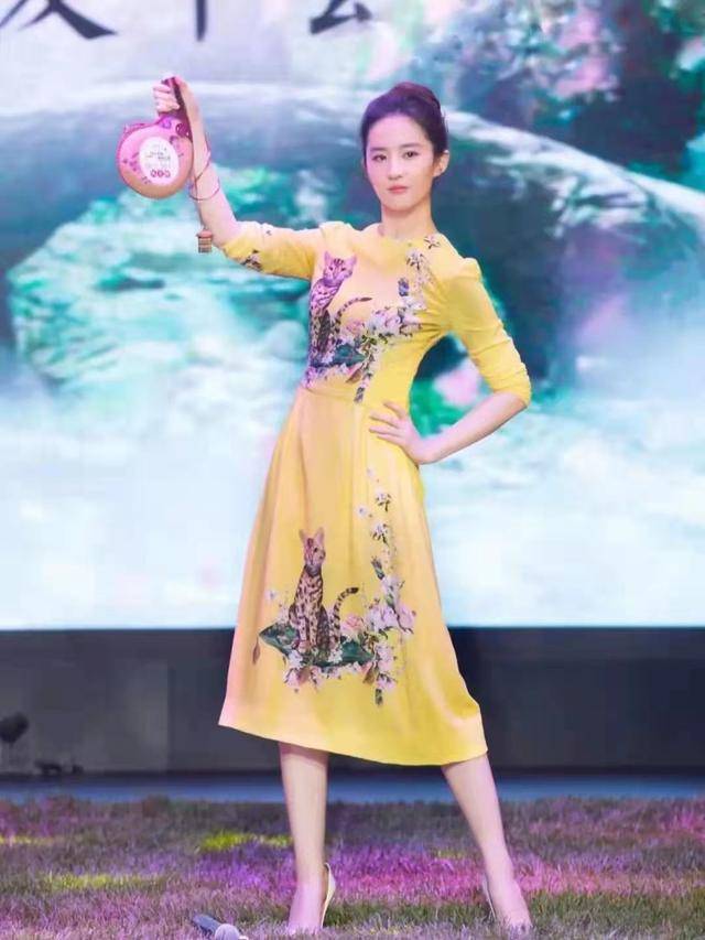 设计 “神仙姐姐”真有气质，黑色吊带裙+长发，优雅惹人爱