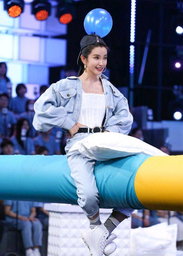 李冰冰 李冰冰48岁容颜不改！穿白色背心配牛仔外套潇洒不羁，个性洋气