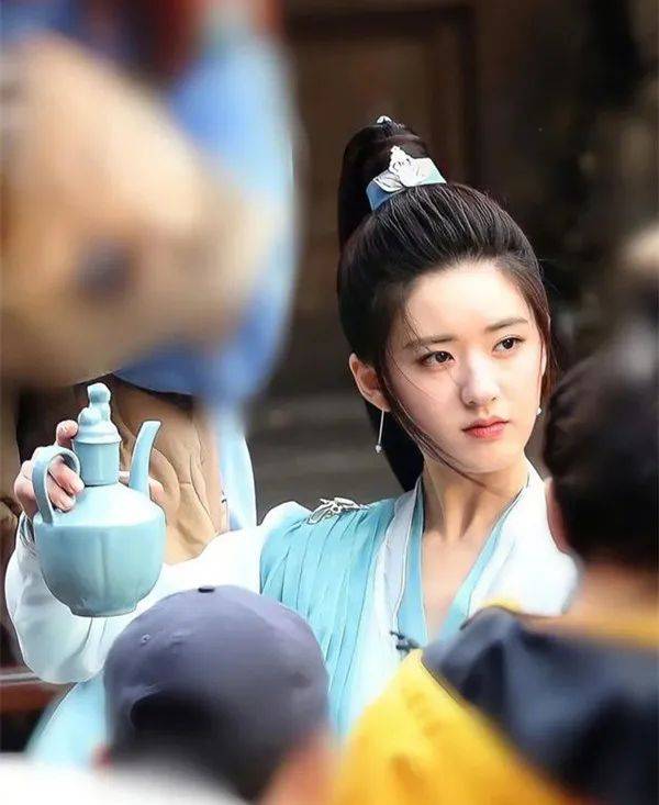 会演|驯鹿娱乐:赵露思新剧让人无语,只会演傻白甜说方言梗,太尴尬!