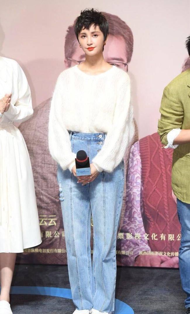 设计 张歆艺穿毛衣减龄，搭配阔腿裤仍能看出好身材，短发气质挺足的