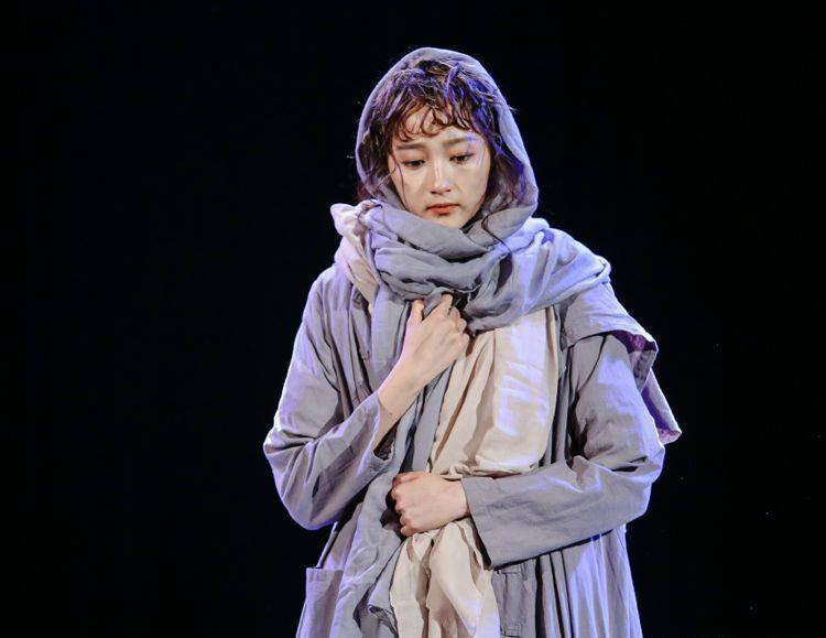 麻袋本以为关晓彤“脏脏妆”够美了，看到刘亦菲：不愧被叫“刘天仙”