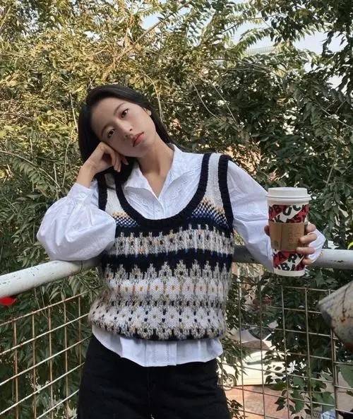 整体 安以轩越活越“嫩”了！衬衫外穿吊带精致又少女，哪像中年妇女？