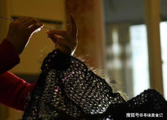 女士 这位收藏家有一顶用头发编制的帽子，不仅珍贵，还有不一般的用途