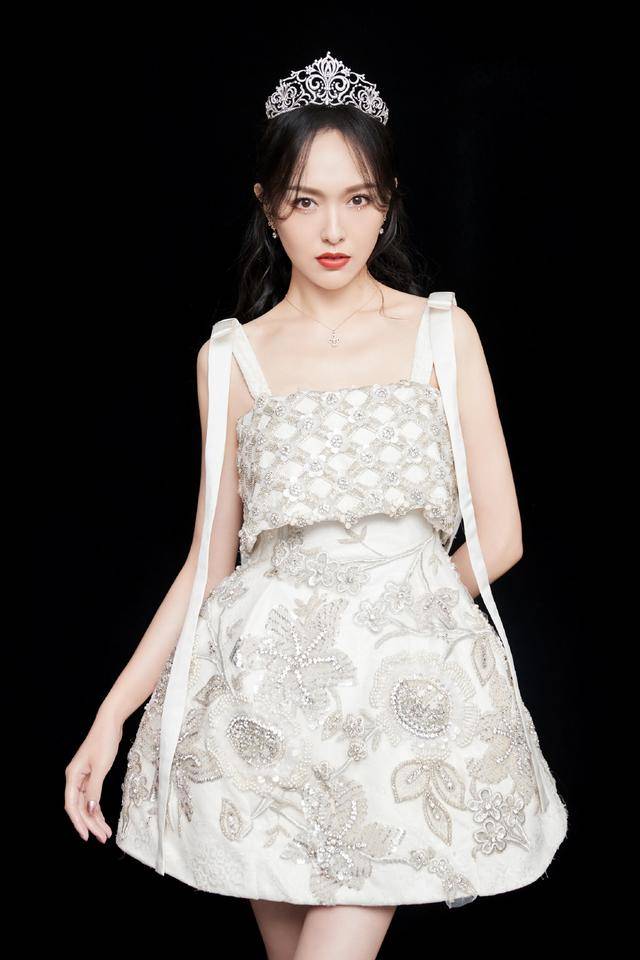 身材 唐嫣生娃后身材更胜从前，黑色西装裙知性干练，小鸟腿塞不满靴子