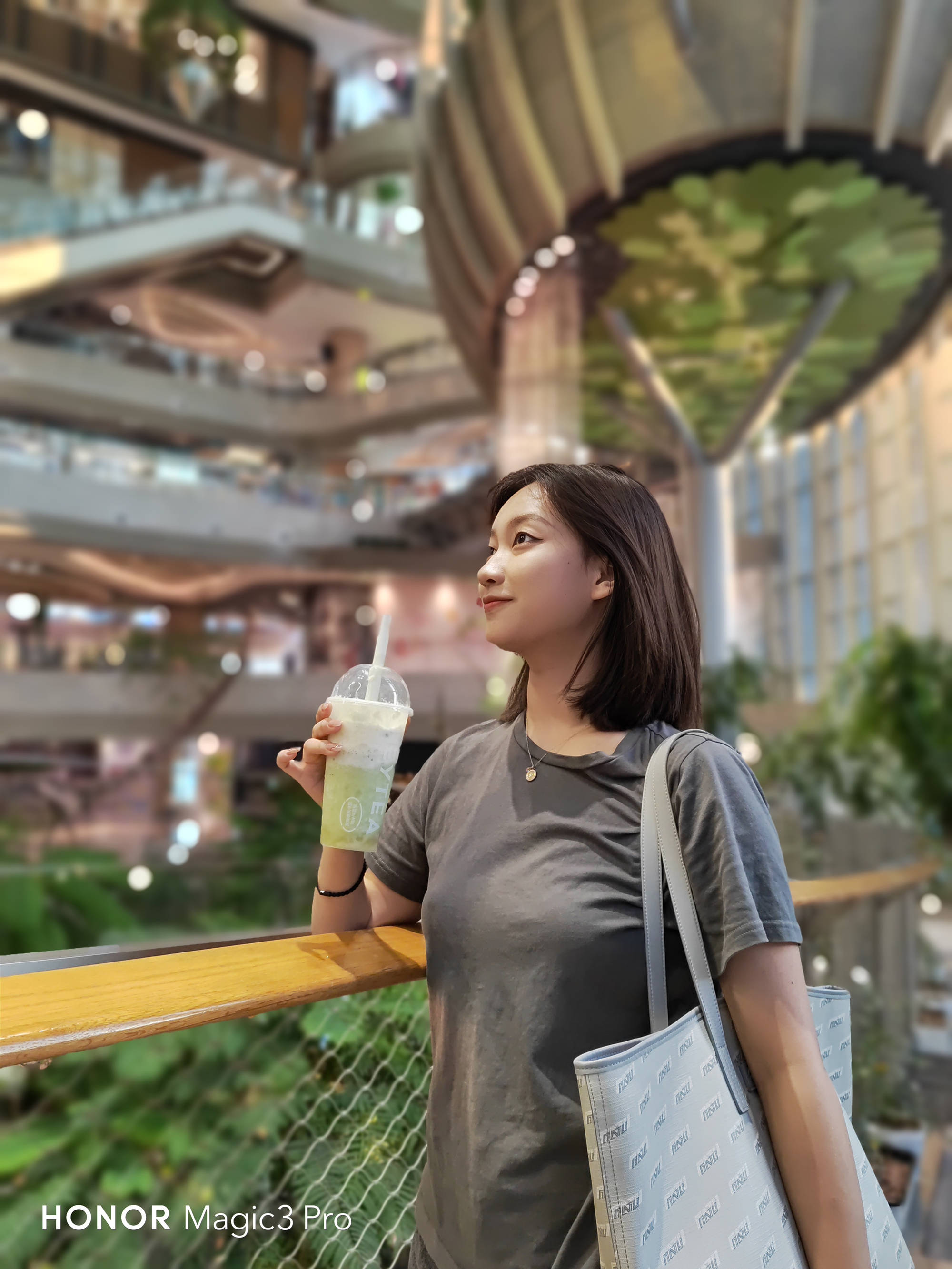 pro拍摄的照片更有层次感,脸部有斑驳的感觉,另外三部手机的算法是把