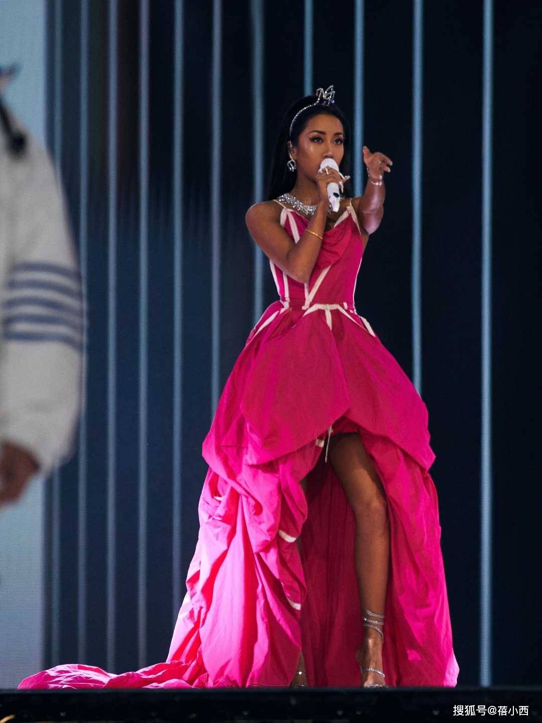 荧光 吉克隽逸不愧是“黑皮辣妹”！穿荧光绿套装好A，一般人驾驭不了