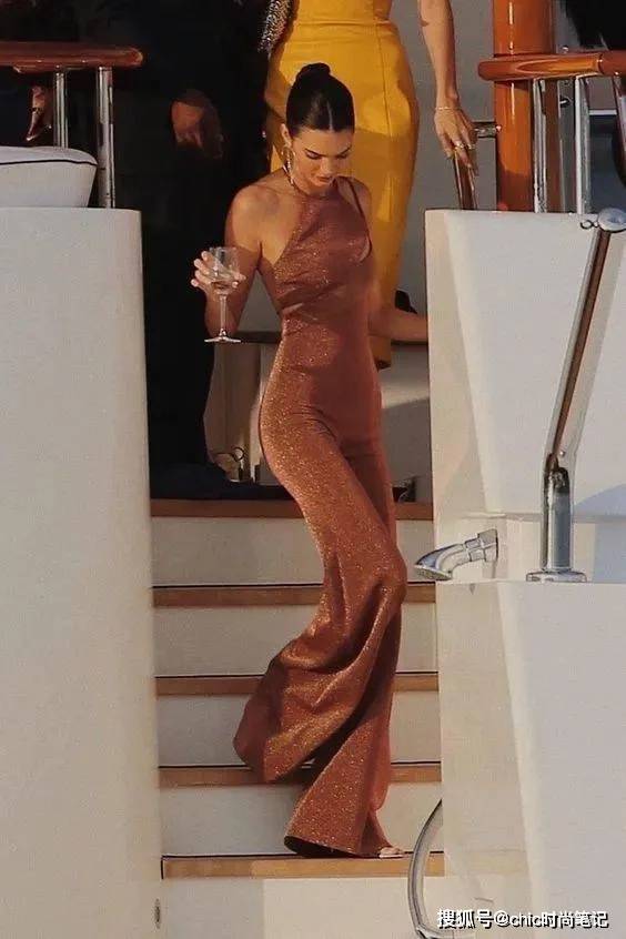 曲线 阔腿裤都烂大街了，穿穿马蹄裤吧，让你的长腿没有尽头