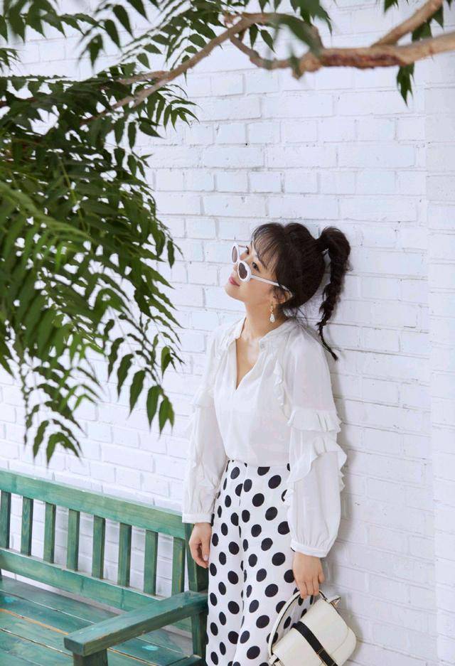 黑色 李念带“火”了波点阔腿裤,配白衬衫清爽干净,俏皮可爱又洋气