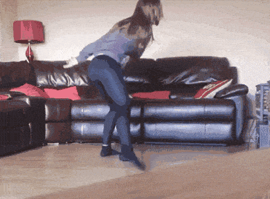搞笑GIF：美女，我們是來決斗的，你這樣有點不合適吧 搞笑整蠱 第20张