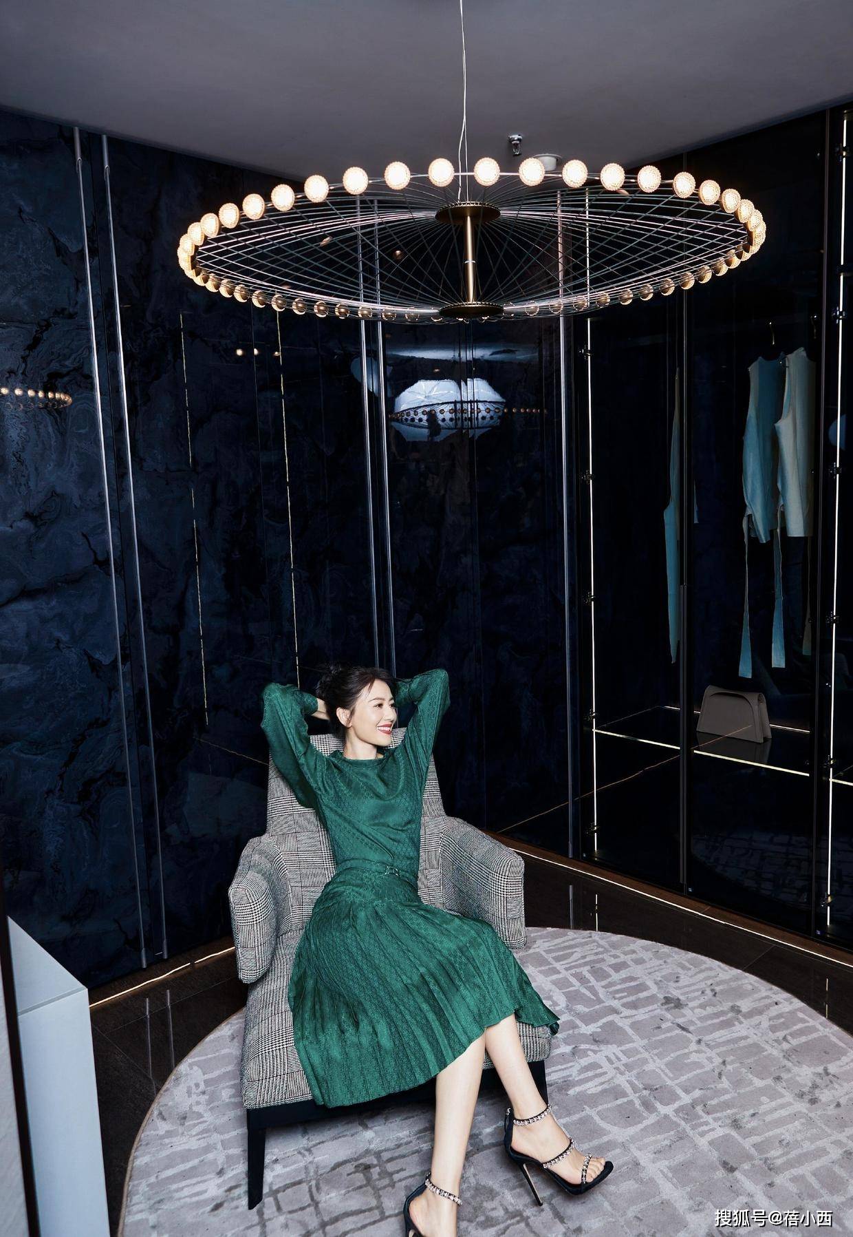 套装 “国民女神”高圆圆又换新风格，穿卡其色工装风套装，气质无敌了