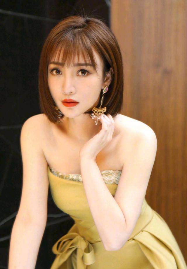 整体 柳岩换发型如同换人，学生头发型俏皮可爱又减龄，看完我也想剪