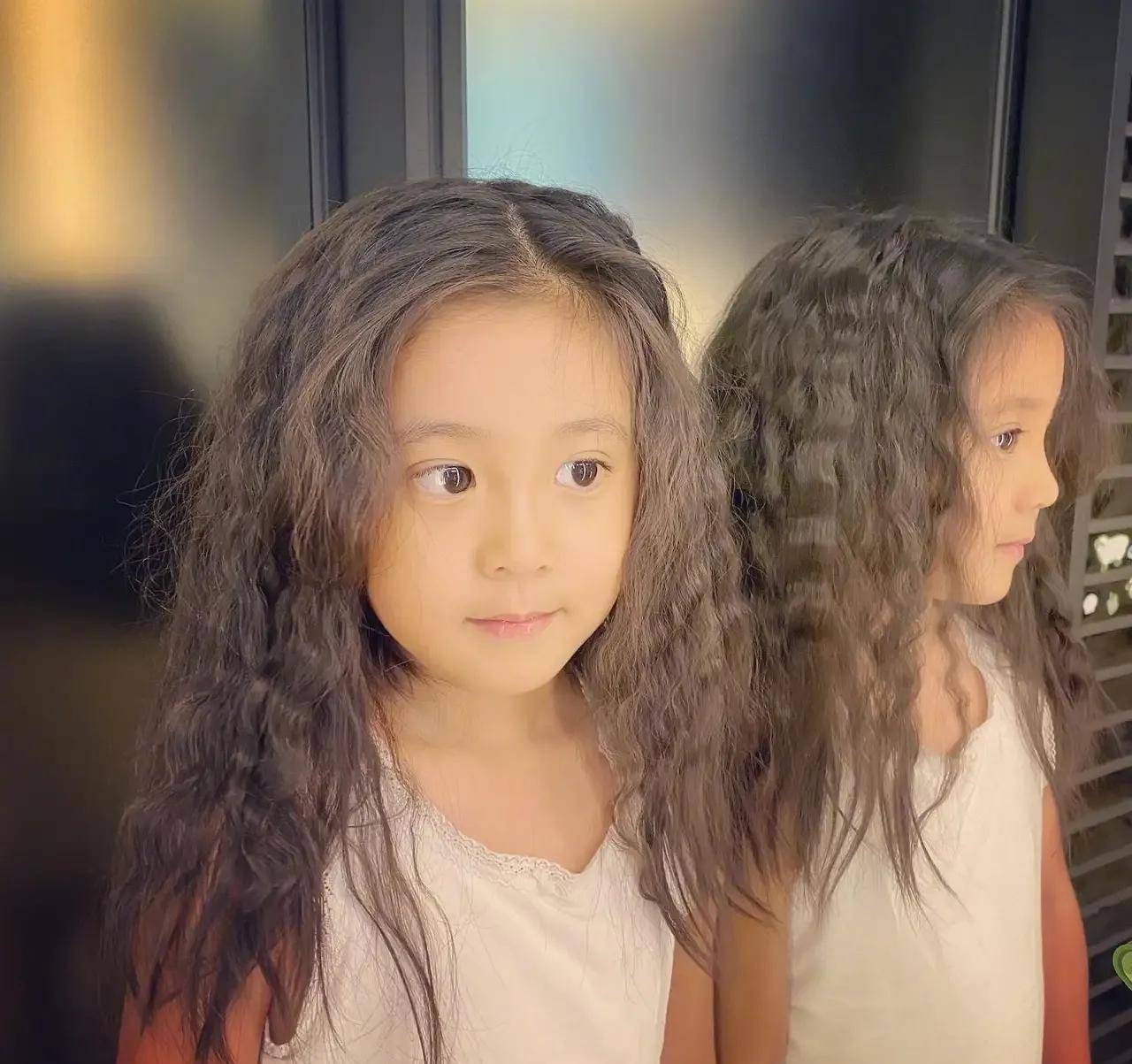 黑色 贾静雯咋变这样了！浓妆艳抹携老公站台，涂粉太厚模样大变认不出