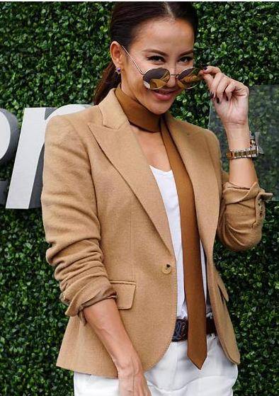 显得 李玟不愧是冻龄界的代表，留着短发显干练帅气，哪像快50岁的人了