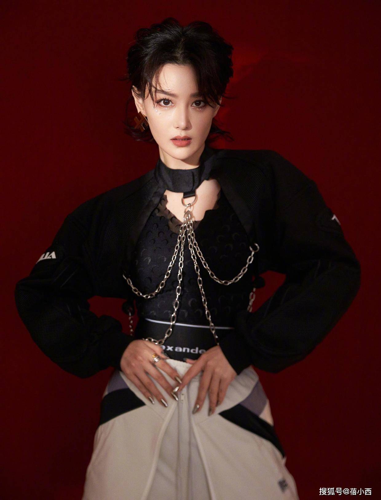 出圈 张馨予又美出圈了，穿黑色吊带配橘色开衫，美成“人间富贵花”