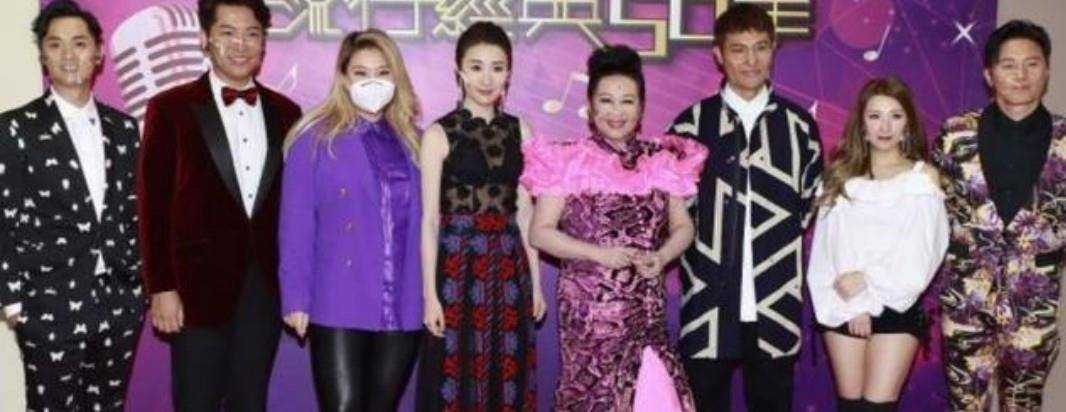 高跟鞋 郑欣宜无惧自己微胖身材，穿皮裤绷出肉感，身材越来越像妈妈当年