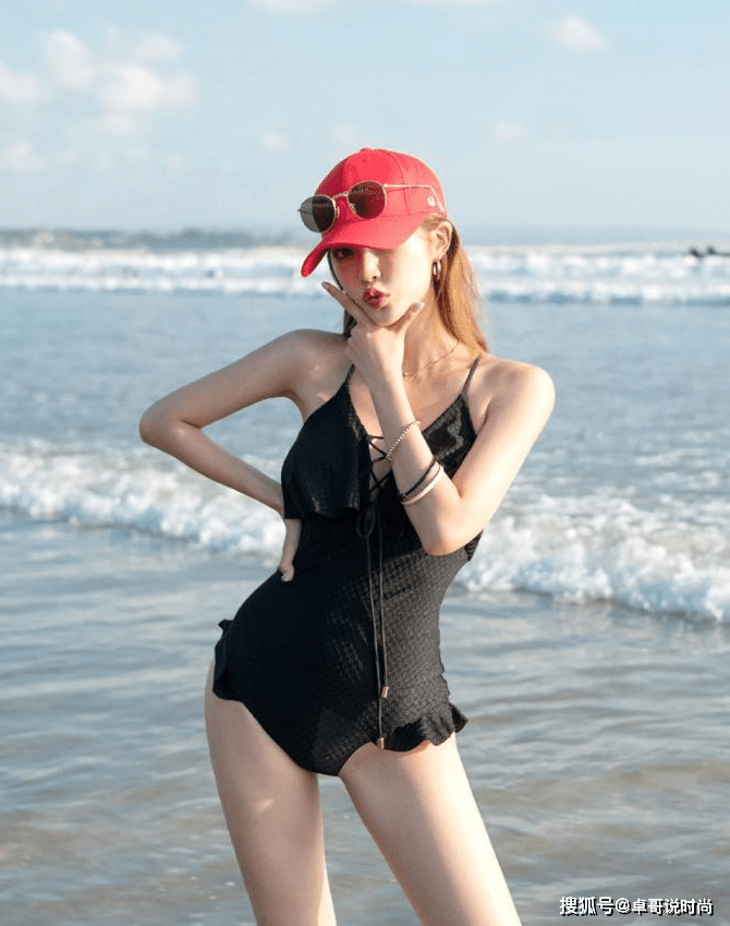 设计 海边穿搭对了吗？小姐姐一套黑色连体衣，成熟又时尚