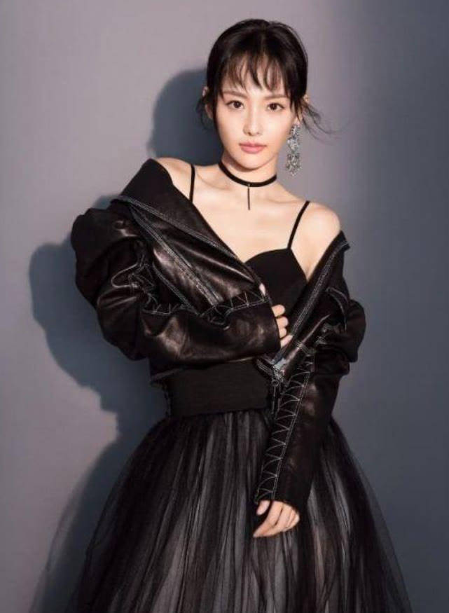老公 张嘉倪穿上秋天第一件皮衣，剪学生头好乖，被老公牵着像邻家妹妹