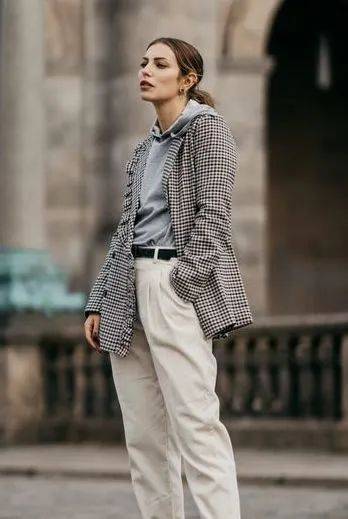 设计 秋天外套里面穿什么?这4种经典内搭让你一直美下去！