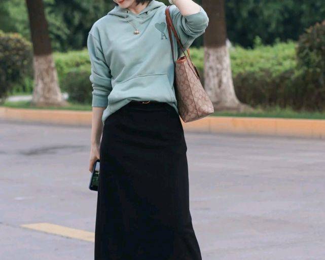 卫衣 想要美出圈，就要学会穿衣搭配，邂逅一场秋末浪漫