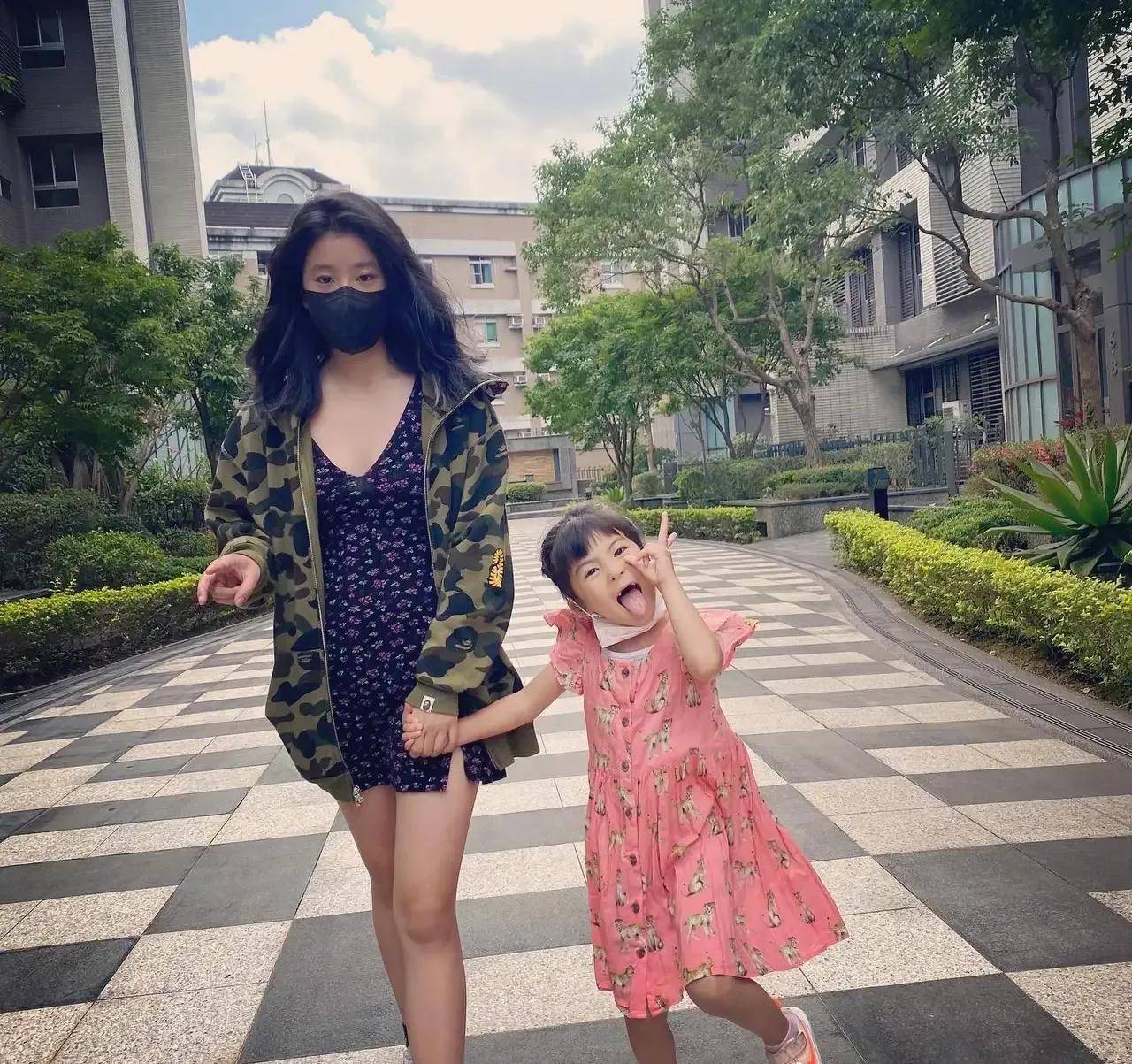 黑色 贾静雯咋变这样了！浓妆艳抹携老公站台，涂粉太厚模样大变认不出