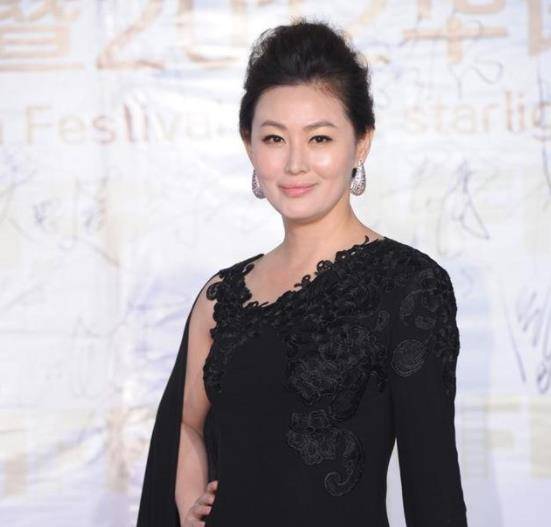 丝绸 48岁王思懿穿全身黑亮相，气质优雅温柔，即使胖了也很绝美
