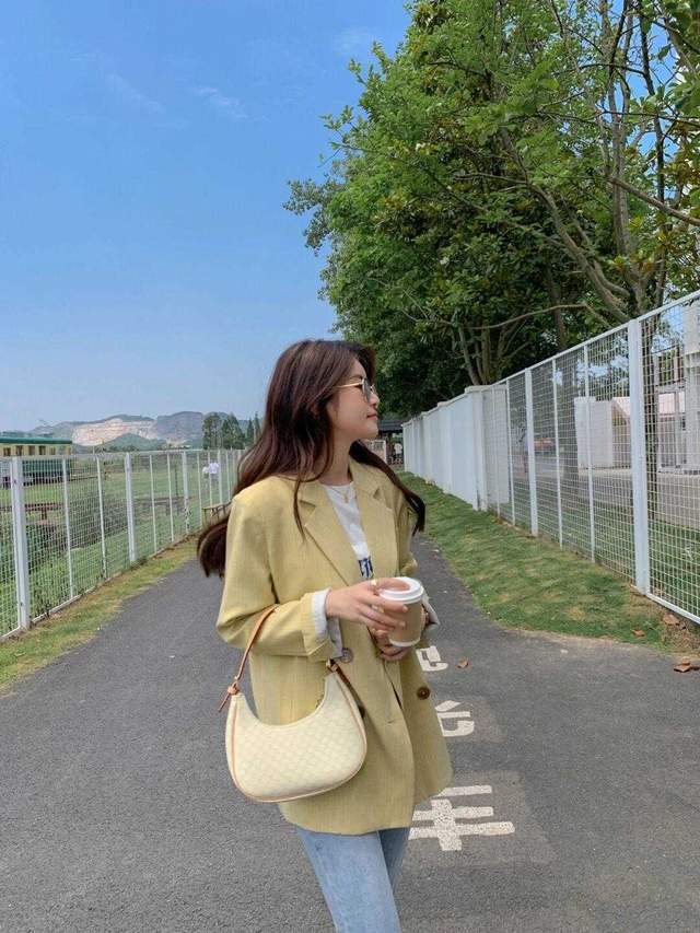 显得 秋冬，怎么穿才高级优雅？西服外套配牛仔裤，普通人也能轻松驾驭