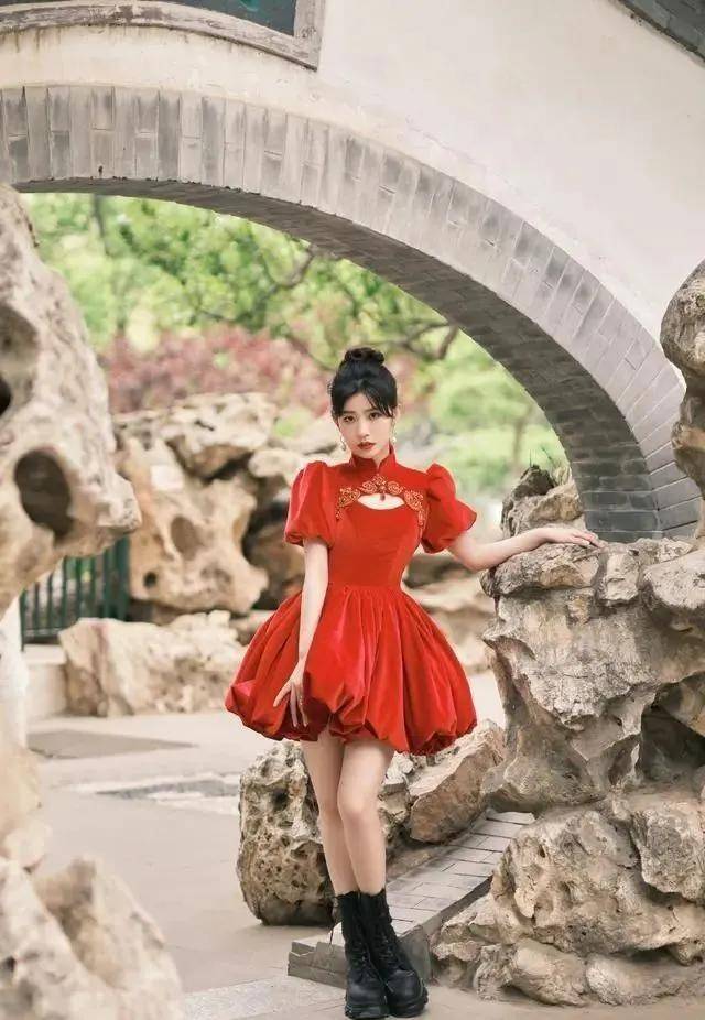 传统 赖美云没有败给身高,穿旗袍故意营造出高腰线,1米53仍然很惊艳