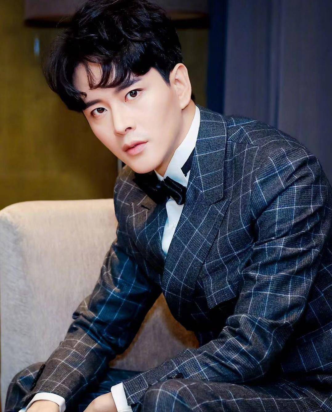 消费者获赔三倍,曾拿演员名誉担保售真_黄宥