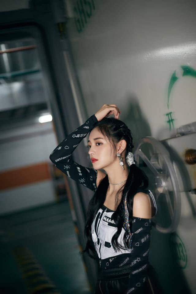 黑色 又被周洁琼“帅”到了，露肩上衣搭黑色长裤张扬酷炫，简直A爆了