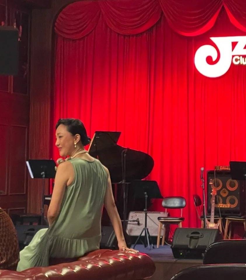 显得 没修图没打光的周迅，脸发福有双下巴腋下赘肉泛滥，是中年大婶！