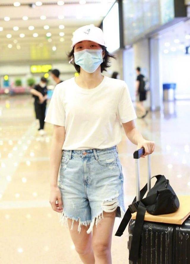 设计 秦岚的穿搭风格越来越中性，上下都穿牛仔单品，配马丁靴又酷又飒