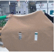 搞笑GIF：真有點不敢相信 現在的衣服都這樣穿嗎？ 搞笑整蠱 第2张