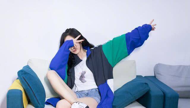 运动服 有种“撞衫”叫杨颖和杨幂，看到两人的坐姿，谁是腿精一眼明了