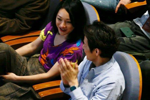 显得 没修图没打光的周迅，脸发福有双下巴腋下赘肉泛滥，是中年大婶！