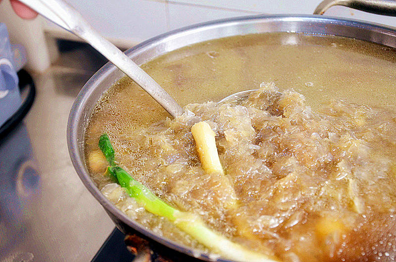 7,时间到了以后关火,用筛子把鱼鳞捞出来,剩下的鱼鳞汤才是我们的重点