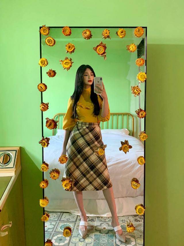 黑色 又被周洁琼“帅”到了，露肩上衣搭黑色长裤张扬酷炫，简直A爆了