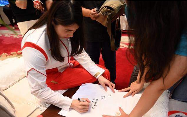 原创排面张雨霏披6金戴3银回到徐州女市长高铁接站上来就是一个熊抱