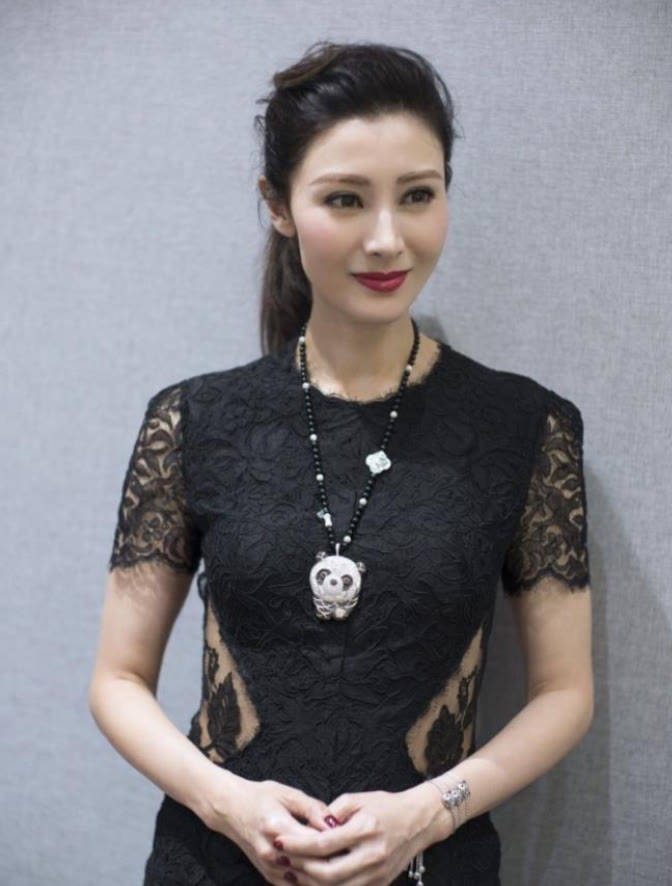 显得 李嘉欣出席活动真高调,穿蕾丝透视裙就算了,钻石手链都连带3条