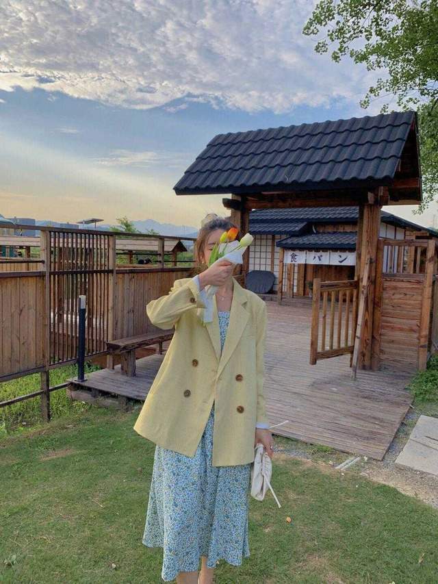 显得 秋冬，怎么穿才高级优雅？西服外套配牛仔裤，普通人也能轻松驾驭