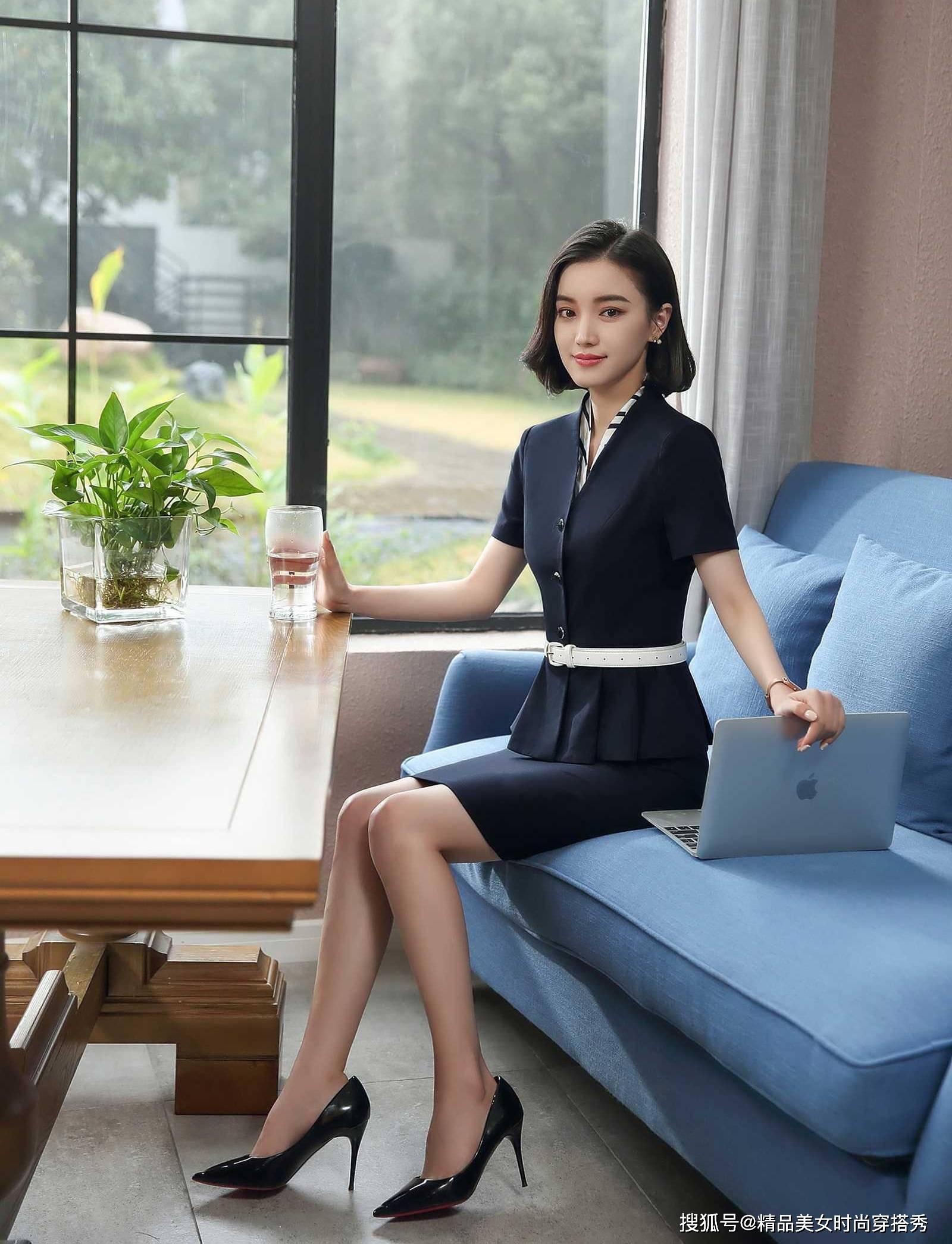 黑色 严肃的西装也能穿出时髦感
