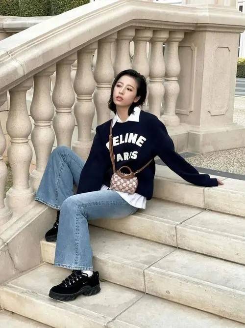 整体 安以轩越活越“嫩”了！衬衫外穿吊带精致又少女，哪像中年妇女？