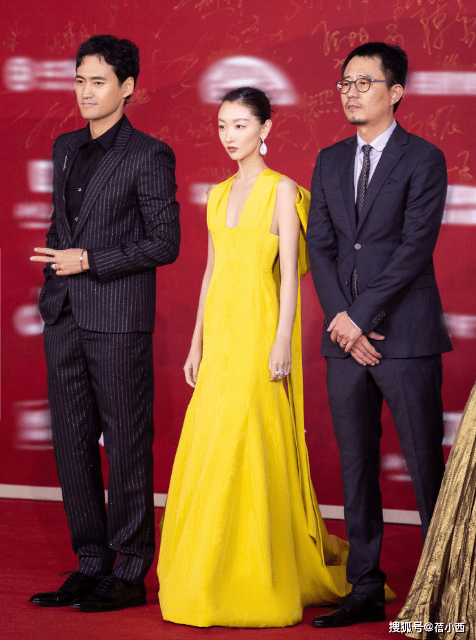 纸片人 周冬雨瘦成“纸片人”，穿挂脖连衣裙看着只有80斤，气质却很惊艳